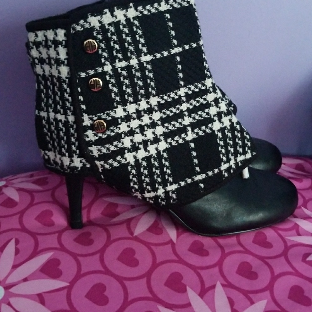 2 pairs of booties